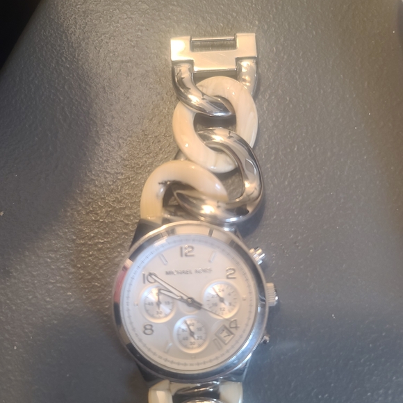 Michael Kors Silver & Cream Chain Link Watch - Picture 2 of 3